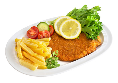 Schnitzel mit Pommes und Salat
